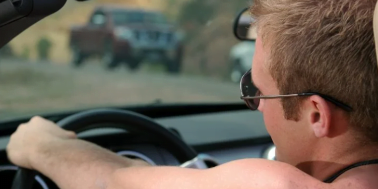 ALERTA PARA MOTORISTAS: Dirigir sem camisa é permitido? Saiba agora e evite multas!