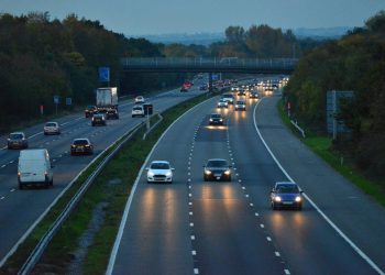 Motoristas precisam ficar atentos com as NOVAS REGRAS da ‘Lei do Farol’; confira