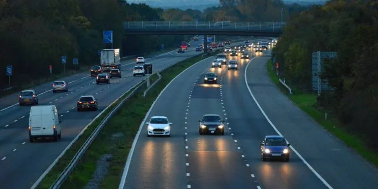 Motoristas precisam ficar atentos com as NOVAS REGRAS da ‘Lei do Farol’; confira
