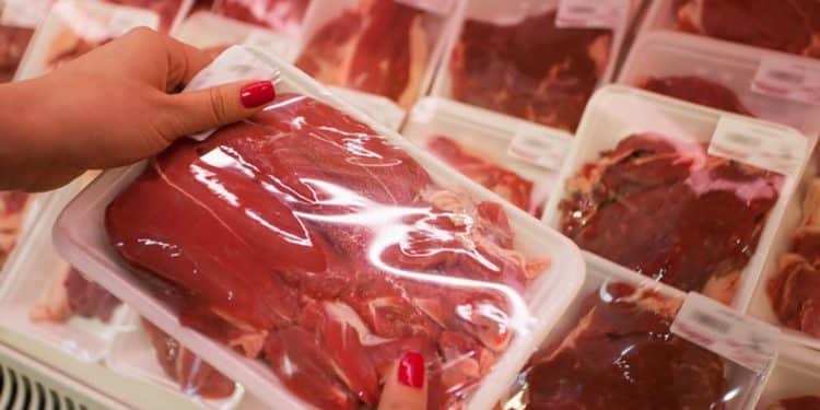 Vale-Carne para famílias do CadÚnico está em estudo; veja de quanto pode ser o depósito
