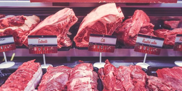 Vale-Carne para famílias do CadÚnico está em estudo; veja de quanto pode ser o depósito