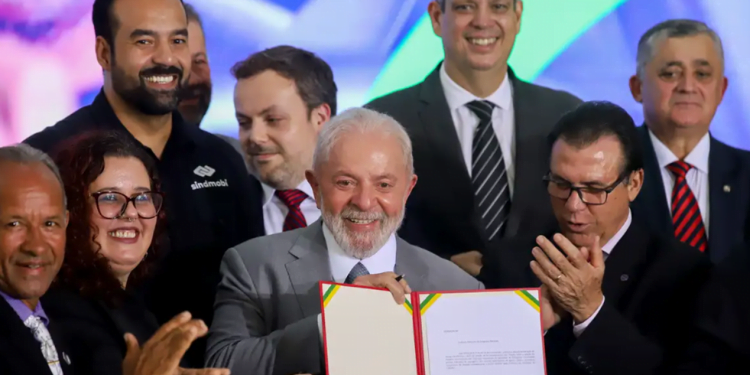 OFICIAL! Lula assina projeto para regular atividade de motoristas de aplicativo