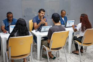 Ir a uma feira de emprego é uma ótima chance para conseguir uma vaga ideal para você. 
