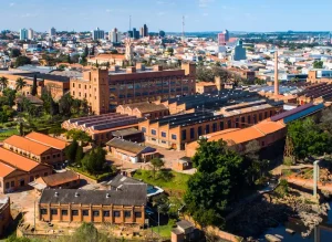 Trabalhar em uma universidade é uma experiência enriquecedora. 