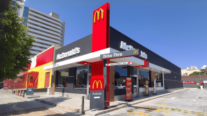 Trabalhar no McDonald's é uma ótima chance para quem quer começar uma carreira. 