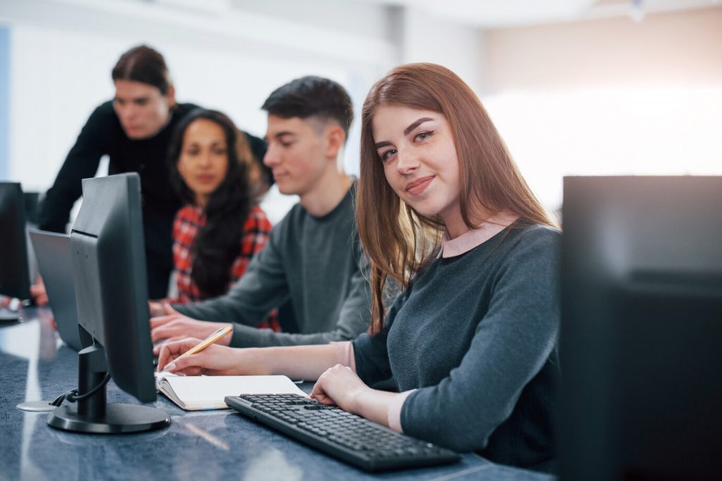 Estágios e Trainees: Mais de 10 Mil Vagas em Diversas Áreas