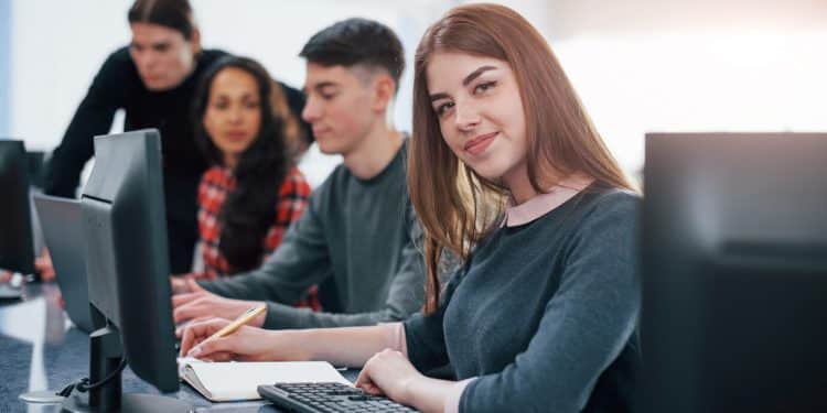 Estágios e Trainees: Mais de 10 Mil Vagas em Diversas Áreas