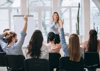 Institutos Federais abre vagas para CURSOS GRATUITOS e ONLINE! Imagem: Freepik