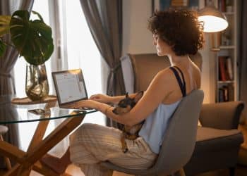 Amazon- pessoa-home-office-com-cachorro-de-estimação