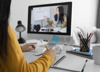 Saiba quais são as oportunidades de CURSOS GRATUITOS e ONLINE oferecidos pela USP! Imagem: Freepik