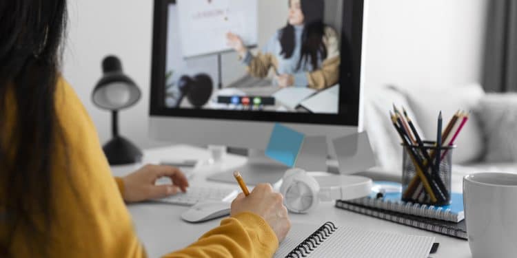 Saiba quais são as oportunidades de CURSOS GRATUITOS e ONLINE oferecidos pela USP! Imagem: Freepik