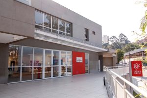 Trabalhar em uma escola de inglês é uma grande chance de adquirir mais conhecimento. 