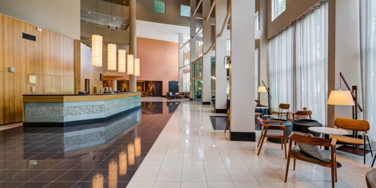 VAGAS PARA RECEPÇÃO: grupo internacional tem mais de 70 oportunidades no setor