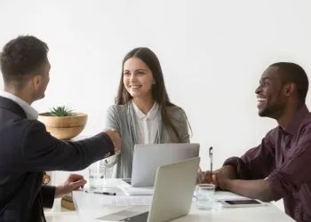 como se comportar numa entrevista de emprego