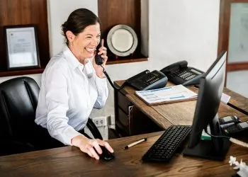 Vaga para Recepcionista Noturno com Salário de R$ 3.234,39