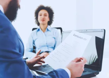 Guia do currículo perfeito: dicas para arrasar no seu primeiro emprego.
