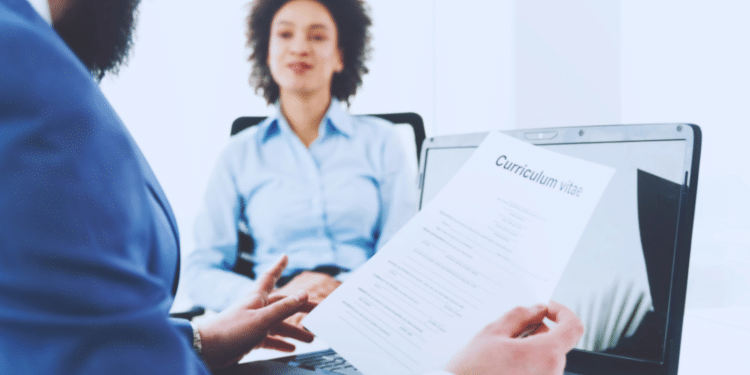 Guia do currículo perfeito: dicas para arrasar no seu primeiro emprego.