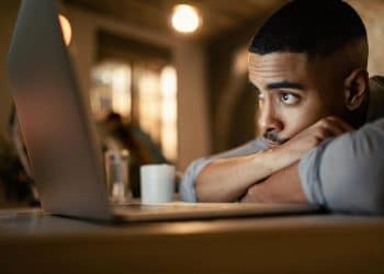 Motivos pelos quais as empresas demoram a dar feedback após a entrevista.