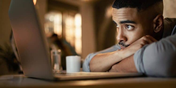 Motivos pelos quais as empresas demoram a dar feedback após a entrevista.