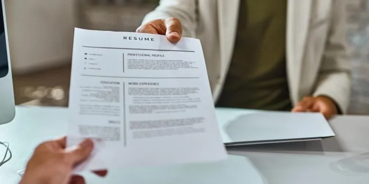 Como chamar a atenção dos recrutadores com o objetivo do currículo para o primeiro emprego?