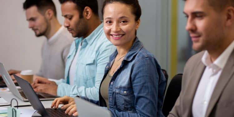 Eletrobras oferece vagas de emprego em diversas regiões- Imagem: Freepik