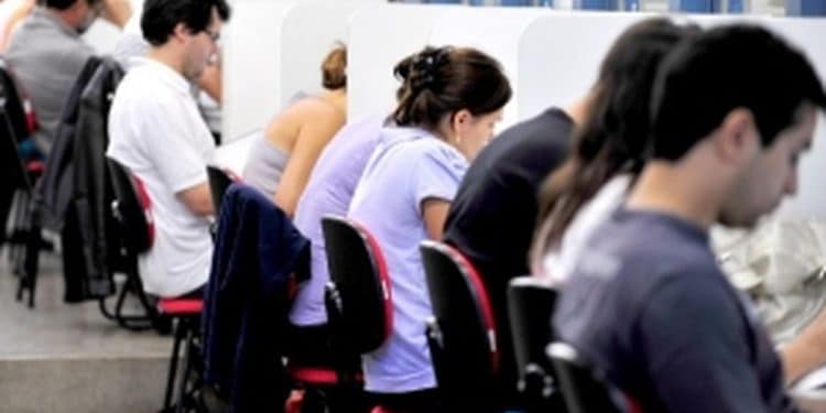 Oportunidades Para Estudantes do Ensino Médio Ingressarem no Mercado de Trabalho e Adquirirem Experiência Profissional. Imagem: Agência Brasil.