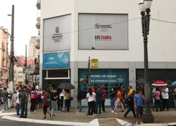 São Mais de 1.700 Vagas Em Diversas Áreas, Com Salários Que Podem Chegar a R$ 3.500. Imagem: Agência Brasil.