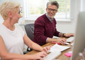 Veja algumas profissões para conseguir emprego depois dos 50 anos