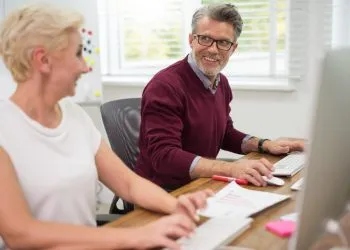 Veja algumas profissões para conseguir emprego depois dos 50 anos