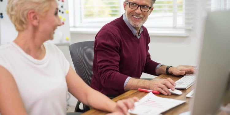 Veja algumas profissões para conseguir emprego depois dos 50 anos