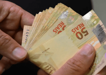 Governo libera auxílio especial de R$ 300 para mães em novembro