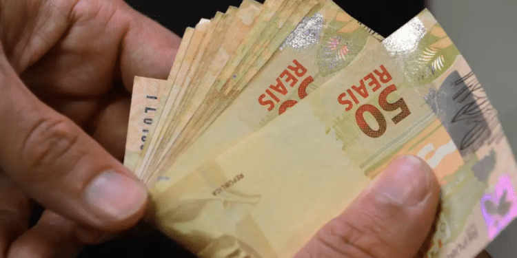 Governo libera auxílio especial de R$ 300 para mães em novembro