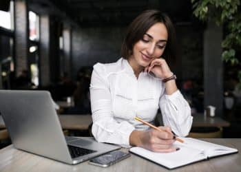 Riachuelo oferece oportunidade de emprego em home office!