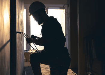 Eletricistas estão entre os profissionais que têm direito à aposentadoria antecipada. Imagem: Freepik