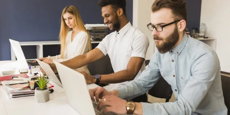 A Méliuz oferece um pacote de benefícios que visa garantir o bem-estar e a satisfação dos colaboradores. Imagem: Freepik