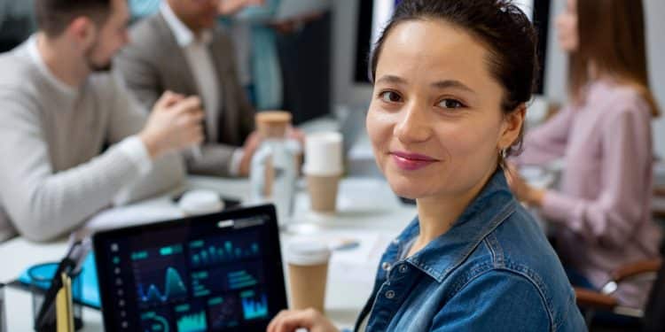 A área de Tecnologia da Informação continua sendo uma das mais promissoras para os próximos anos. Imagem: Freepik