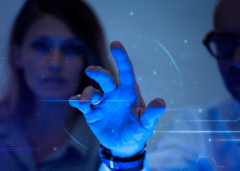 O setor de Tecnologia da Informação (TI) é, sem dúvida, um dos que mais sofrem com o déficit de mão de obra qualificada no Brasil. Imagem: Freepik