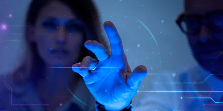 O setor de Tecnologia da Informação (TI) é, sem dúvida, um dos que mais sofrem com o déficit de mão de obra qualificada no Brasil. Imagem: Freepik