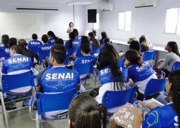 Jovens reunidos em sala de aula para curso profissionalizante de Jovem Aprendiz. Imagem: SENAI