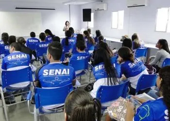 Jovens reunidos em sala de aula para curso profissionalizante de Jovem Aprendiz. Imagem: SENAI