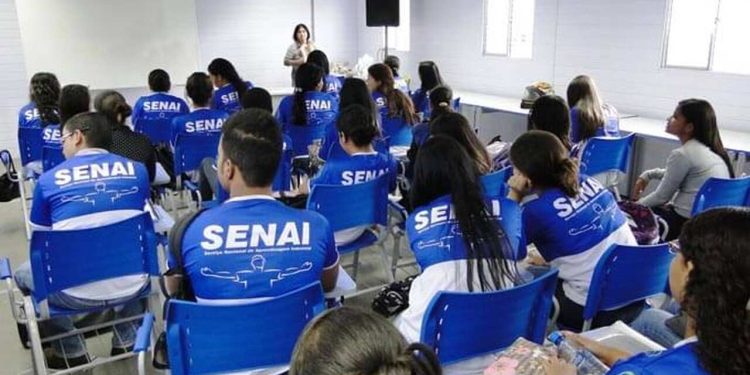 Jovens reunidos em sala de aula para curso profissionalizante de Jovem Aprendiz. Imagem: SENAI