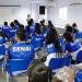 Jovens reunidos em sala de aula para curso profissionalizante de Jovem Aprendiz. Imagem: SENAI