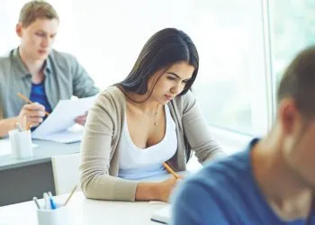 Candidata realizando prova de processo seletivo para Agente de Combate às Endemias.