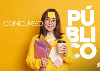 Mulher sorrindo com anotações e documentos, destacando o tema "Concurso Público"