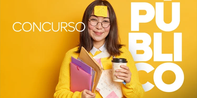 Mulher sorrindo com anotações e documentos, destacando o tema "Concurso Público"