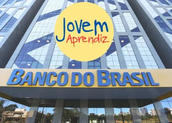 Logo do programa Jovem Aprendiz do Banco do Brasil em frente à fachada do banco do Brasil