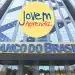 Logo do programa Jovem Aprendiz do Banco do Brasil em frente à fachada do banco do Brasil