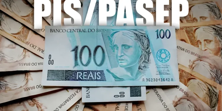 Notas de 100 reais do Brasil sobre uma mesa, com destaque para o PIS/Pasep 2025