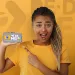 Jovem segurando um celular com o logo do programa Pé-de-Meia, expressando surpresa.