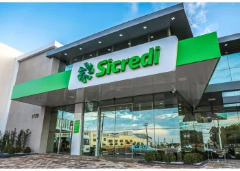 Fachada da agência Sicredi com a logo visível.